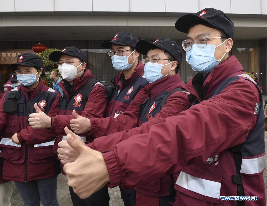 CHENGDU, 2 febrero, 2020 (Xinhua) -- Personal médico se reunen antes de salir para Wuhan, provincia de Hubei, en el aeropuerto en Chengdu, capital de la provincia de Sichuan, en el suroeste de China, el 2 de febrero de 2020. El tercer grupo de 126 trabajadores médicos de la provincia de Sichuan salió el domingo a Wuhan para ayudar a la provincia de Hubei en su lucha contra el nuevo coronavirus. (Xinhua/Liu Kun)