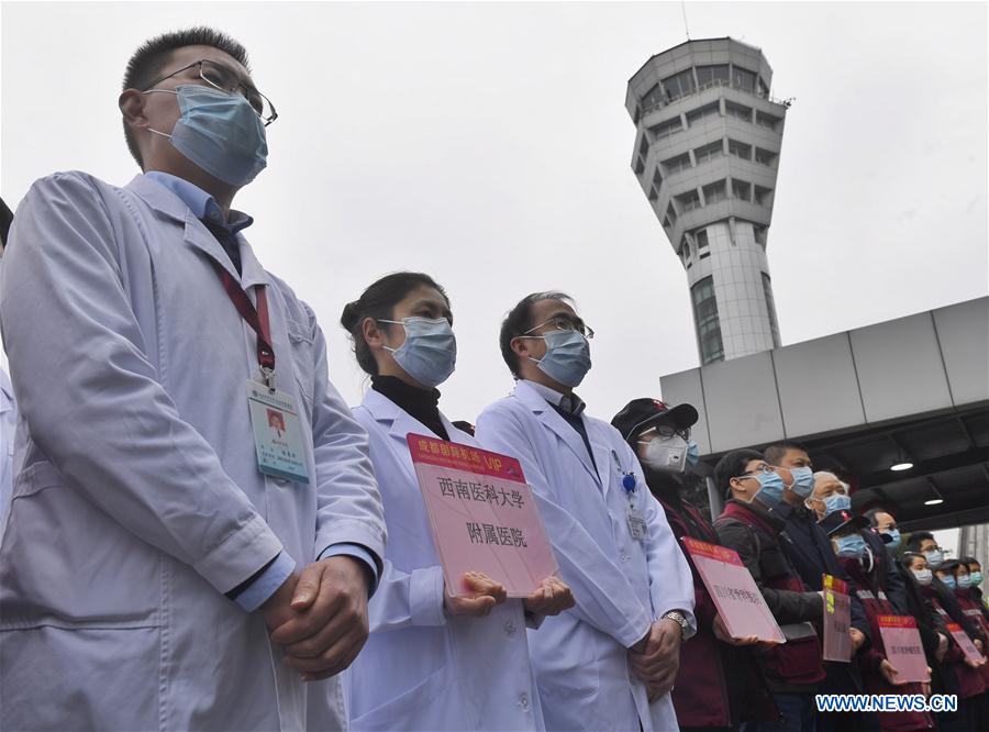 CHENGDU, 2 febrero, 2020 (Xinhua) -- Trabajadores médicos se reúnen antes de partir a Wuhan en la provincia de Hubei, en el aeropuerto de Chengdu, capital de la provincia de Sichuan, en el suroeste de China, el 2 de febrero de 2020. El tercer grupo de 126 trabajadores médicos de la provincia de Sichuan salió el domingo a Wuhan para ayudar a la provincia de Hubei en su lucha contra el nuevo coronavirus. (Xinhua/Liu Kun)
