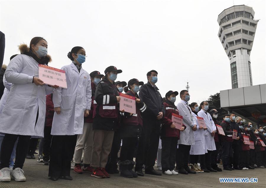 CHENGDU, 2 febrero, 2020 (Xinhua) -- Personal médico se reúne antes de partir a Wuhan en la provincia de Hubei, en el aeropuerto de Chengdu, capital de la provincia de Sichuan, en el suroeste de China, el 2 de febrero de 2020. El tercer grupo de 126 trabajadores médicos de la provincia de Sichuan salió el domingo a Wuhan para ayudar a la provincia de Hubei en su lucha contra el nuevo coronavirus. (Xinhua/Liu Kun)