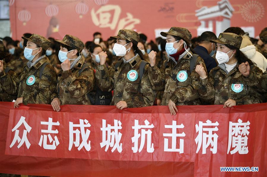 YINCHUAN, 28 enero, 2020 (Xinhua) -- Imagen del 28 de enero de 2020 de miembros de un equipo médico previo a partir hacia Wuhan, en la provincia de Hubei, en el Aeropuerto Internacional Hedong en Yinchuan, en la región autónoma de la etnia hui de Ningxia, en el noroeste de China. Un equipo compuesto por 135 trabajadores de la salud de Ningxia partió el martes hacia Wuhan para ayudar a los esfuerzos de control del nuevo coronavirus. (Xinhua/Wang Peng)