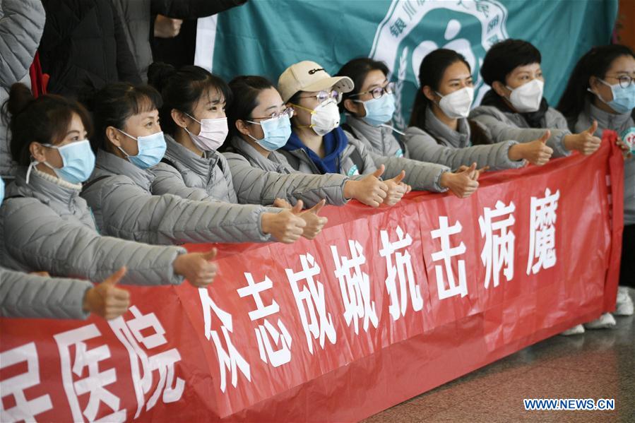 YINCHUAN, 28 enero, 2020 (Xinhua) -- Miembros de un equipo médico posan en una ceremonia previo a partir hacia Wuhan, en la provincia de Hubei, en el Aeropuerto Internacional Hedong en Yinchuan, en la región autónoma de la etnia hui de Ningxia, en el noroeste de China, el 28 de enero de 2020. Un equipo compuesto por 135 trabajadores de la salud de Ningxia partió el martes hacia Wuhan para ayudar a los esfuerzos de control del nuevo coronavirus. (Xinhua/Wang Peng)
