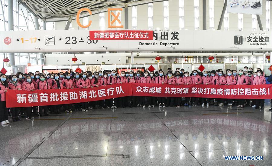 URUMQI, 28 enero, 2020 (Xinhua) -- Miembros de un equipo médico posan para una fotografía grupal antes de partir hacia Wuhan, provincia de Hubei, en el Aeropuerto Internacional Diwopu en Urumqi, en la región autónoma de la etnia uygur de Xinjiang, en el noroeste de China, el 28 de enero de 2020. Un equipo de 142 trabajadores médicos de Xinjiang salió hacia Wuhan el martes para ayudar en los esfuerzos de control del nuevo coronavirus. (Xinhua/Wang Fei)