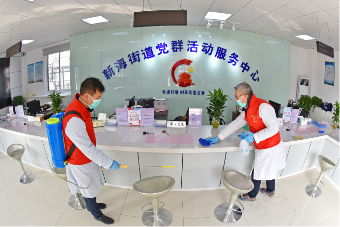 El 2 de febrero de 2020, el personal de salud profesional desinfectó el Centro de Servicios de la Comunidad Xinhai, en el dstrito Haizhou de Lianyungang, provincia de Jiangsu. (Geng Yuhe / vip.people.com.cn)