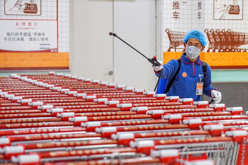 El 1 de febrero del 2020, en el mercado Darunfa de Jingzhou, la provincia de Hubei, un empleado desinfectó los carritos de compras.