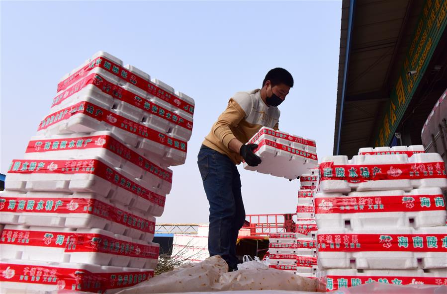 ZHENGZHOU, 4 febrero, 2020 (Xinhua) -- Un hombre acomoda productos acuáticos en el mercado mayorista de productos agrícolas de Wanbang en el distrito de Zhongmu de Zhengzhou, provincia de Henan, en el centro de China, el 4 de febrero de 2020. Diversas medidas son llevadas a cabo a través de Henan para asegurar que tengan un suministro suficiente de productos agrícolas. (Xinhua/Zhu Xiang)
