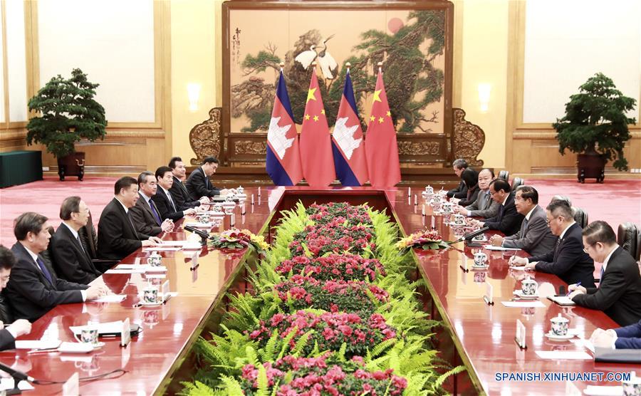BEIJING, 5 febrero, 2020 (Xinhua) -- El presidente chino, Xi Jinping, se reúne con el primer ministro de Camboya, Samdech Techo Hun Sen, en el Gran Palacio del Pueblo en Beijing, capital de China, el 5 de febrero de 2020. (Xinhua/Pang Xinglei)