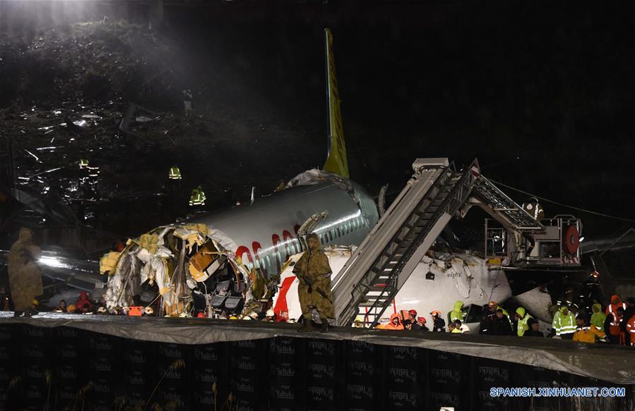 Avión accidentado al aterrizar en Estambul deja un muerto y 157 heridos