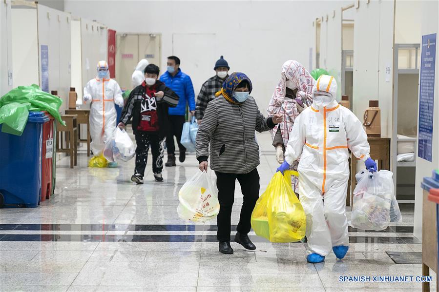 WUHAN, 5 febrero, 2020 (Xinhua) -- Trabajadores médicos ayudan a los pacientes infectados con el nuevo coronavirus en un hospital improvisado en Wuhan, provincia de Hubei, en el centro de China, el 5 de febrero de 2020. El primer hospital improvisado convertido de un centro de exposiciones en la ciudad de Wuhan afectada por la epidemia de China, comenzó a aceptar pacientes el miércoles. El hospital puede proporcionar aproximadamente 1.600 camas para pacientes infectados. (Xinhua/Xiong Qi)