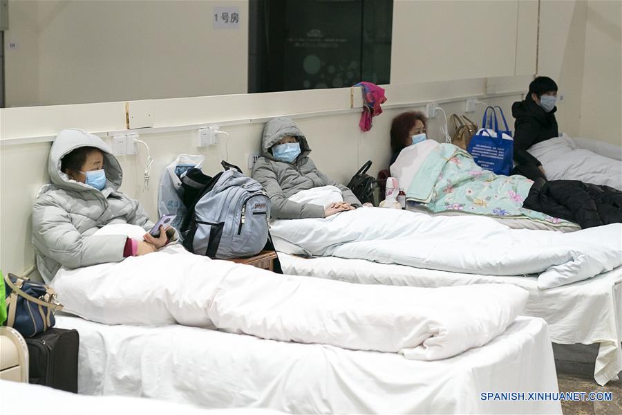 WUHAN, 5 febrero, 2020 (Xinhua) -- Pacientes infectados con el nuevo coronavirus descansan en un hospital improvisado convertido de un centro de exposiciones en Wuhan, provincia de Hubei, en el centro de China, el 5 de febrero de 2020. El primer hospital improvisado convertido de un centro de exposiciones en la ciudad de Wuhan afectada por la epidemia de China, comenzó a aceptar pacientes el miércoles. El hospital puede proporcionar aproximadamente 1.600 camas para pacientes infectados. (Xinhua/Xiong Qi)
