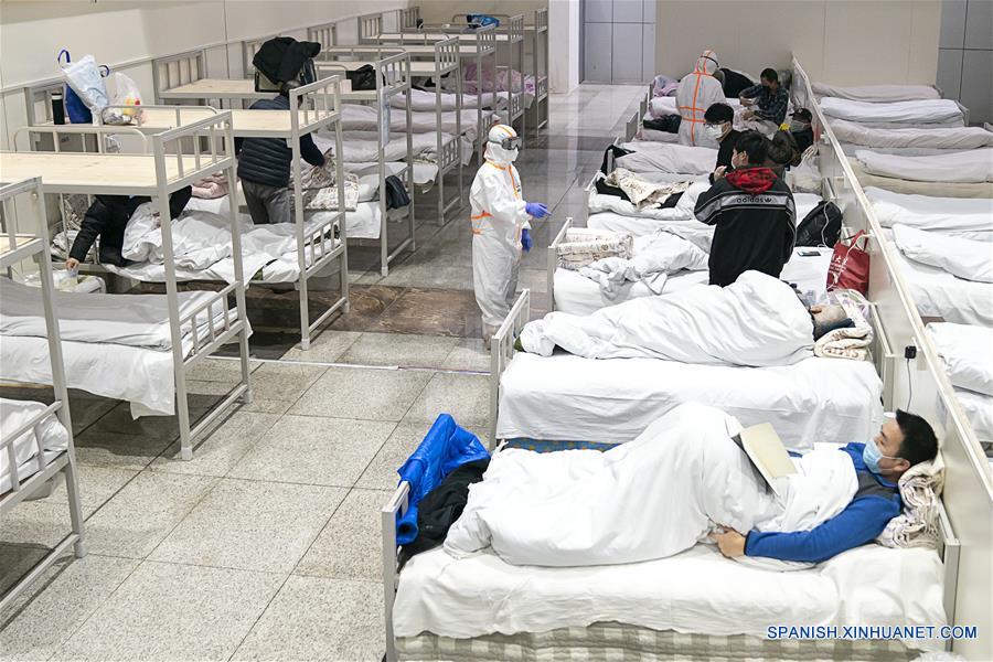 WUHAN, 5 febrero, 2020 (Xinhua) -- Pacientes infectados con el nuevo coronavirus descansan en un hospital improvisado convertido de un centro de exposiciones en Wuhan, provincia de Hubei, en el centro de China, el 5 de febrero de 2020. El primer hospital improvisado convertido de un centro de exposiciones en la ciudad de Wuhan afectada por la epidemia de China, comenzó a aceptar pacientes el miércoles. El hospital puede proporcionar aproximadamente 1.600 camas para pacientes infectados. (Xinhua/Xiong Qi)