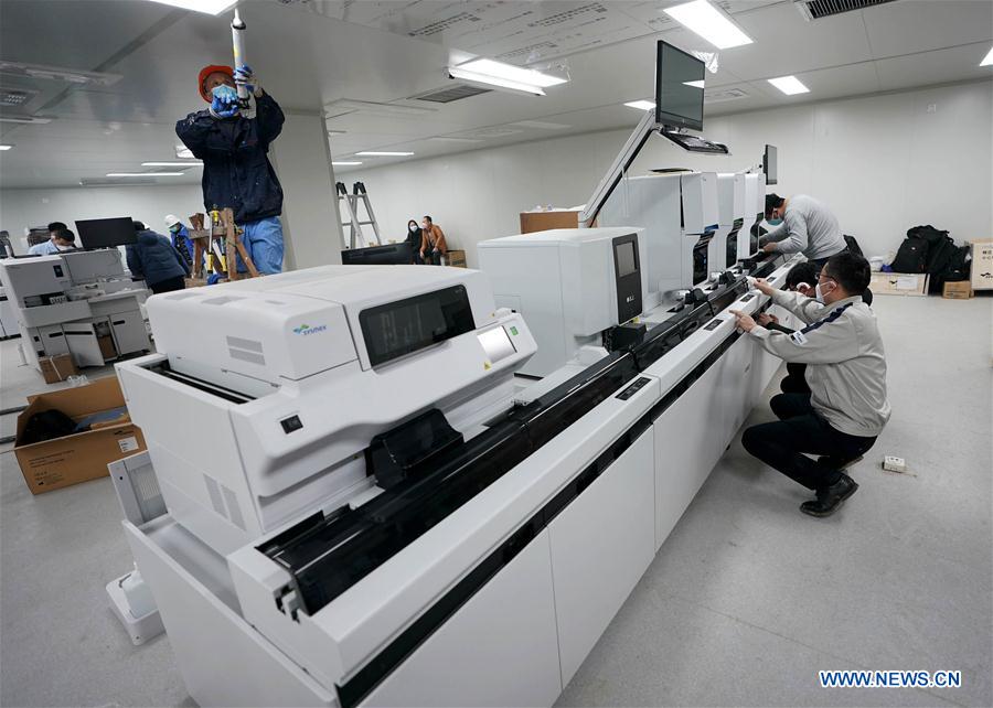 Imagen del 5 de febrero de 2020 de técnicos probando el analizador de hematología en el Hospital Leishenshan que está bajo construcción en Wuhan, provincia de Hubei, en el centro de China. (Xinhua/Wang Yuguo)
