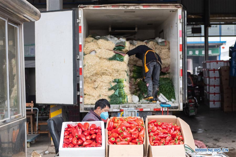 CHANGSHA, 7 febrero, 2020 (Xinhua) -- Comerciantes acomodan verduras en un centro logístico de productos agrícolas en Changsha, provincia de Hunan, en el centro de China, el 7 de febrero de 2020. Changsha ha intensificado sus esfuerzos para garantizar un suministro continuo de verduras y precios estables en la lucha contra el nuevo coronavirus. (Xinhua/Chen Sihan)