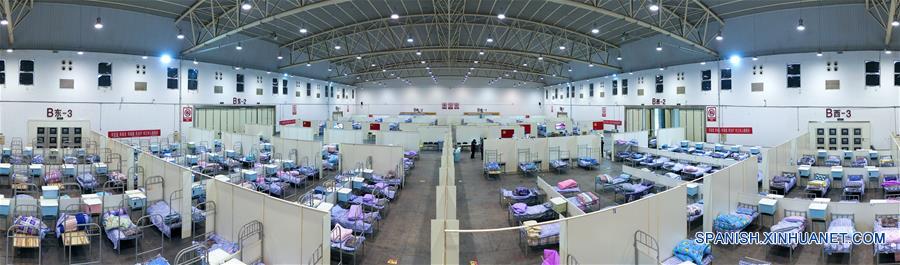 WUHAN, 8 febrero, 2020 (Xinhua) -- Imagen aérea compuesta del 8 de febrero de 2020 de la unidad de enfermería B del "Wuhan Livingroom" en Wuhan, provincia de Hubei, en el centro de China. El complejo de edificios culturales denominado "Wuhan Livingroom," que se convirtió en hospital para recibir pacientes infectados con el nuevo coronavirus, está diseñado para alojar 2,000 camas. La unidad de enfermería B del hospital está lista, mientras la unidad A se ha puesto en uso antes. (Xinhua/Li He)