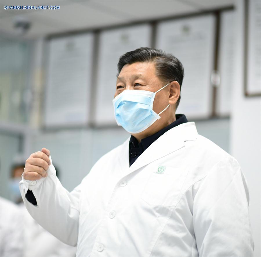 El presidente chino, Xi Jinping, también secretario general del Comité Central del Partido Comunista de China y presidente de la Comisión Militar Central, verifica el tratamiento de pacientes hospitalizados en el centro de monitoreo y conversa con trabajadores de la salud en turno a través de un enlace de video en el Hospital Ditan de Beijing, en Beijing, capital de China, el 10 de febrero de 2020. Xi inspeccionó el lunes las labores de prevención y control de la neumonía causada por el nuevo coronavirus en Beijing. (Xinhua/Xie Huanchi)