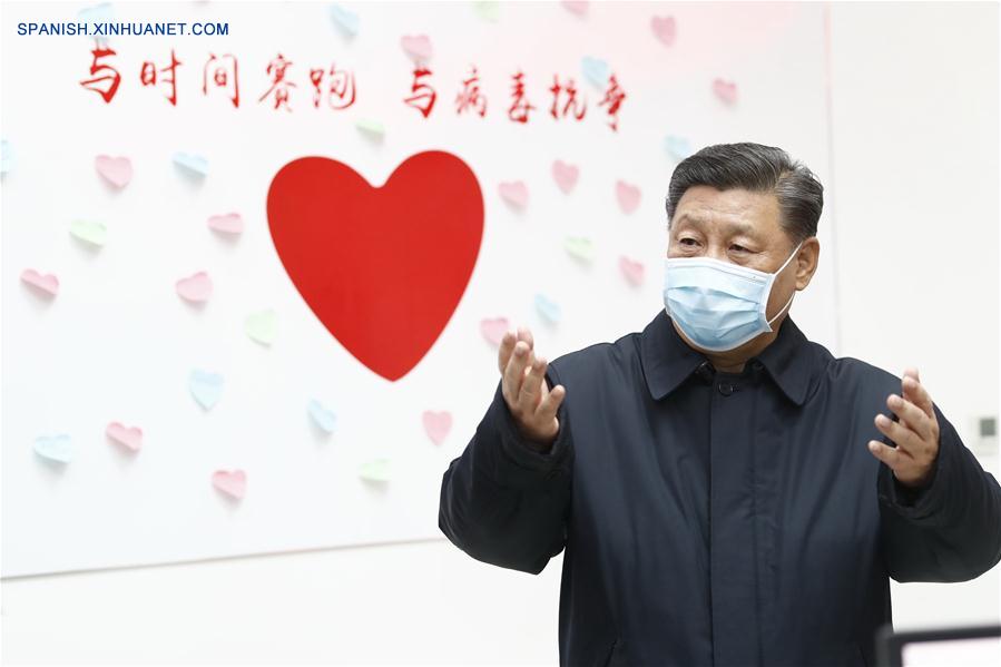 El presidente chino, Xi Jinping, también secretario general del Comité Central del Partido Comunista de China y presidente de la Comisión Militar Central, inspecciona el centro para el control y la prevención de enfermedades del distrito de Chaoyang en Beijing, capital de China, el 10 de febrero de 2020. Xi inspeccionó el lunes las labores de prevención y control de la neumonía causada por el nuevo coronavirus en Beijing. (Xinhua/Liu Bin)