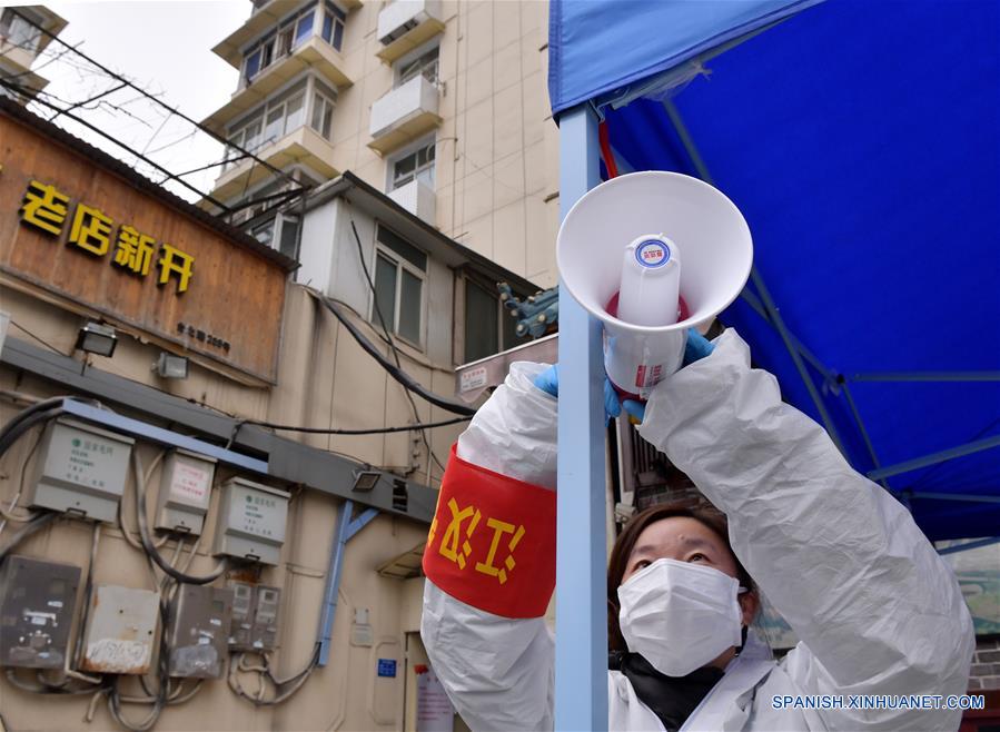 WUHAN, 11 febrero, 2020 (Xinhua) -- Imagen del 10 de febrero de 2020 de Yang Liqing, una trabajadora del departamento gubernamental de Wuhan quien labora como un inspectora comunitaria, ajustando un altavoz en Wuhan, provincia de Hubei, en el centro de China. China ha intensificado sus esfuerzos para frenar la propagación del nuevo coronavirus. La provincia central de China, la provincia más afectada, reportó 2,097 nuevos casos confirmados y 103 nuevas muertes el lunes. (Xinhua/Li He)