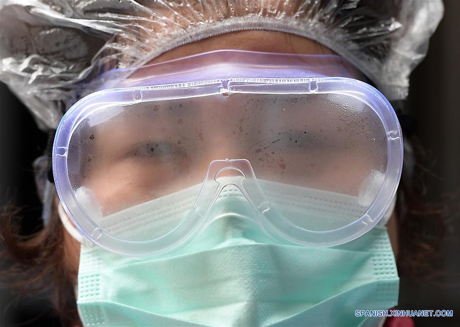 WUHAN, 11 febrero, 2020 (Xinhua) -- Imagen del 10 de febrero de 2020 de una inspectora que regresó del trabajo portando gafas protectoras de niebla en una comunidad en Wuhan, provincia de Hubei, en el centro de China. China ha intensificado sus esfuerzos para frenar la propagación del nuevo coronavirus. La provincia central de China, la provincia más afectada, reportó 2,097 nuevos casos confirmados y 103 nuevas muertes el lunes. (Xinhua/Li He)