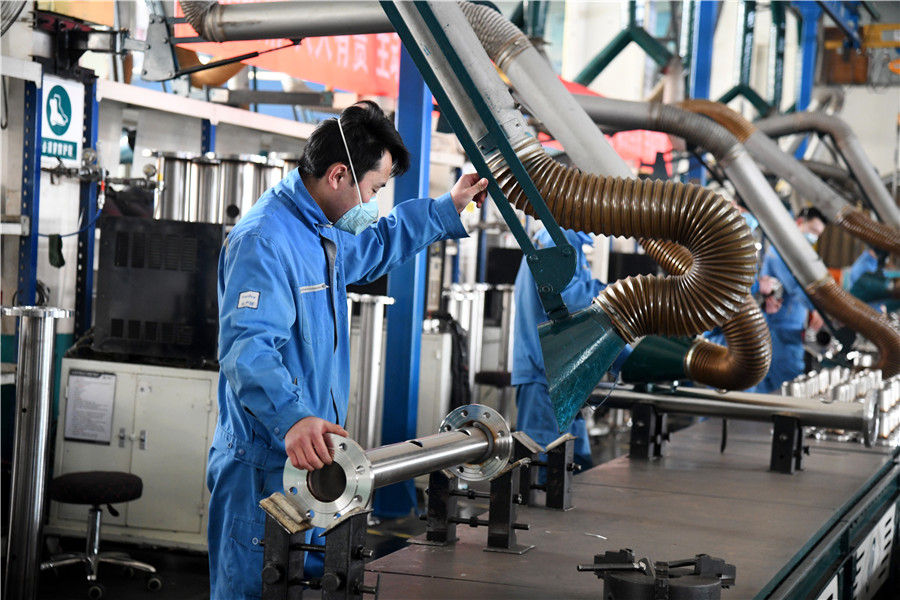 Un trabajador revisa los equipos en un taller que se prepara para reanudar el trabajo en Qingdao, provincia de Shandong, 9 de febrero del 2020. [Foto: Xinhua]