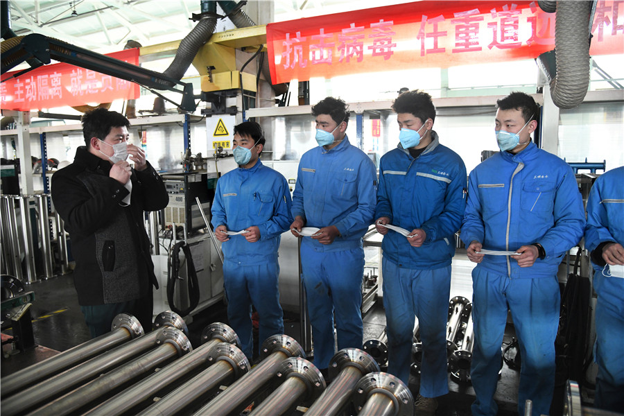 Obreros reciben capacitación en un taller que se prepara para reanudar el trabajo en Qingdao, provincia de Shandong, 9 de febrero del 2020. [Foto: Xinhua]