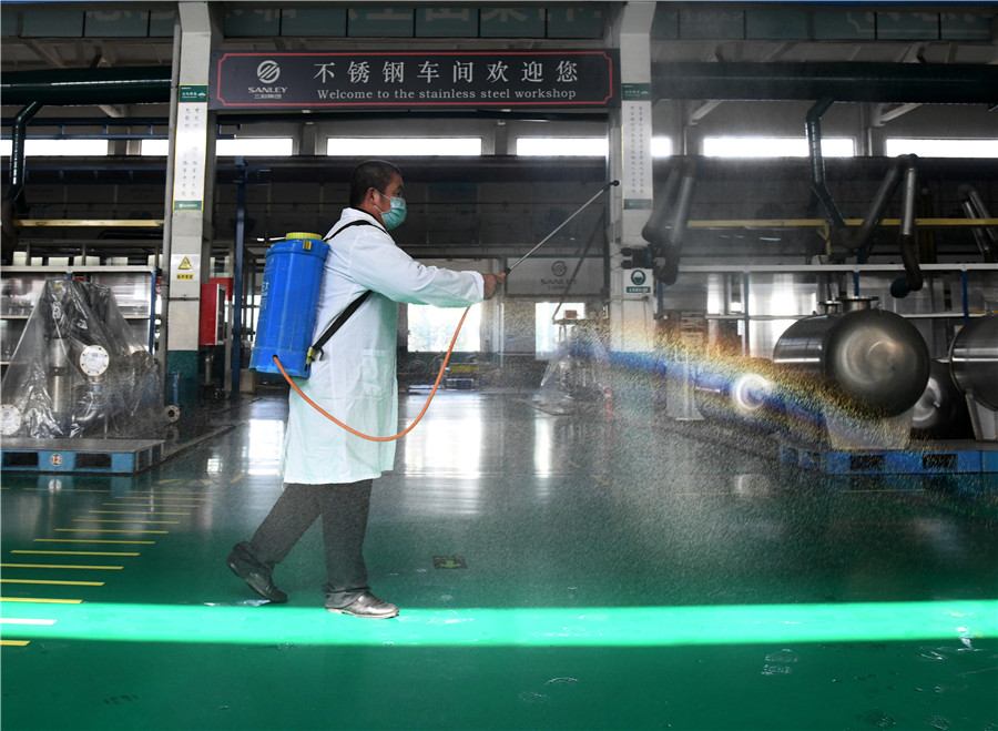 Un empleado de prevención de epidemias rocía desinfectante en un taller que se prepara para reanudar el trabajo en Qingdao, provincia de Shandong, 9 de febrero del 2020. [Foto: Xinhua]