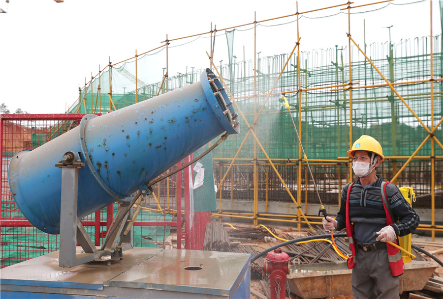 Un hombre desinfecta equipos en el sitio de construcción de una planta de tratamiento de aguas residuales en Nanning, región autónoma de Guangxi Zhuang, 9 de febrero del 2020. [Foto: Xinhua]
