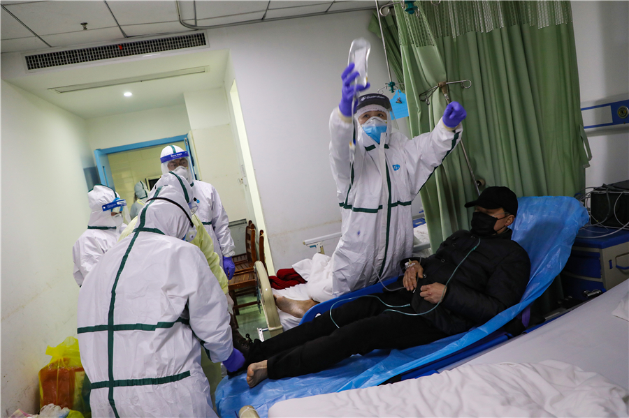 Tie y sus colegas transfieren a un paciente, 6 de febrero del 2020. [Foto: Yuan Zheng / China Daily]