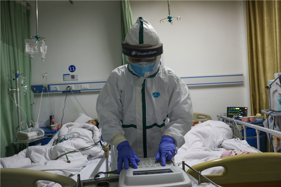 Tie prueba una máquina de ECG en una sala de aislamiento, 6 de febrero del 2020. [Foto: Yuan Zheng / China Daily]