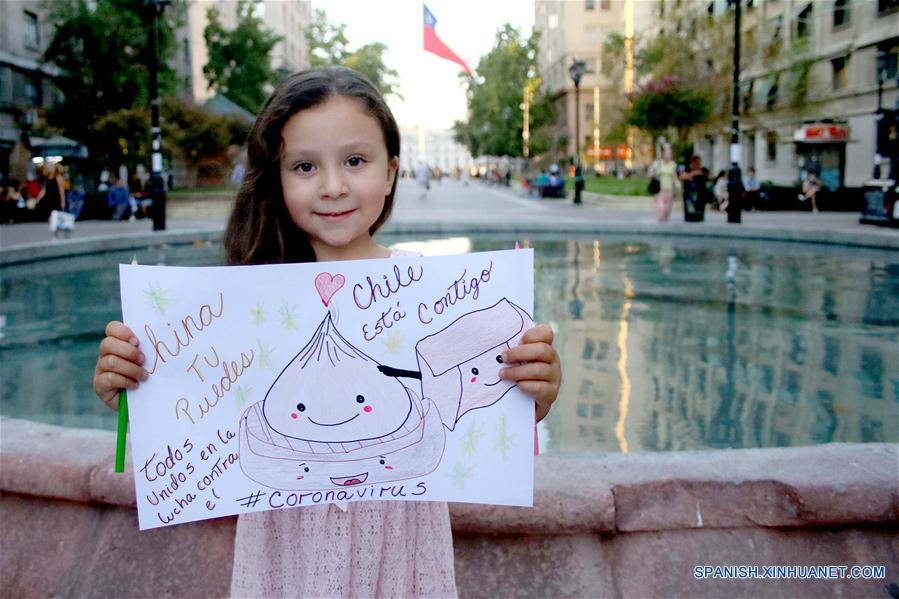 SANTIAGO, 12 febrero, 2020 (Xinhua) -- Danna Suárez, de 5 años, muestra un dibujo que ella elaboró en apoyo a la lucha de China contra el nuevo coronavirus, en Santiago, capital de Chile, el 10 de febrero de 2020. (Xinhua/Mario Dávila/AGENCIAUNO)