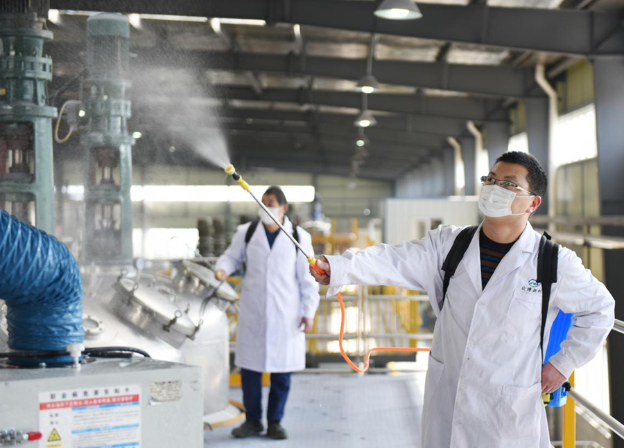 Empleados de Zhongbo New Materials, con sede en el distrito de Nanqiao, Chuzhou, provincia de Anhui, desinfectan un taller para garantizar la seguridad después de la reanudación de la producción, 10 de febrero del 2020. (Foto: Dong Chao/ Pueblo en Línea)