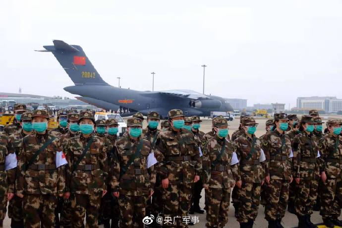 Un total de 1.400 profesionales médicos militares llegaron a Wuhan, capital de la provincia de Hubei en China central y epicentro del nuevo brote de coronavirus, el jueves, uniéndose a los esfuerzos de lucha contra la epidemia. [Foto / CNR]
