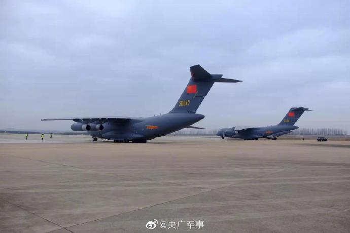 Las Fuerzas Aéreas del Ejército Popular de Liberación utilizó seis aviones de transporte Y-20, tres Il-76 y dos Y-9 para transportar a los profesionales médicos, así como suministros médicos desde siete ciudades de todo el país, incluido Urumqi, Shenyang y Chengdu. [Foto / CNR]