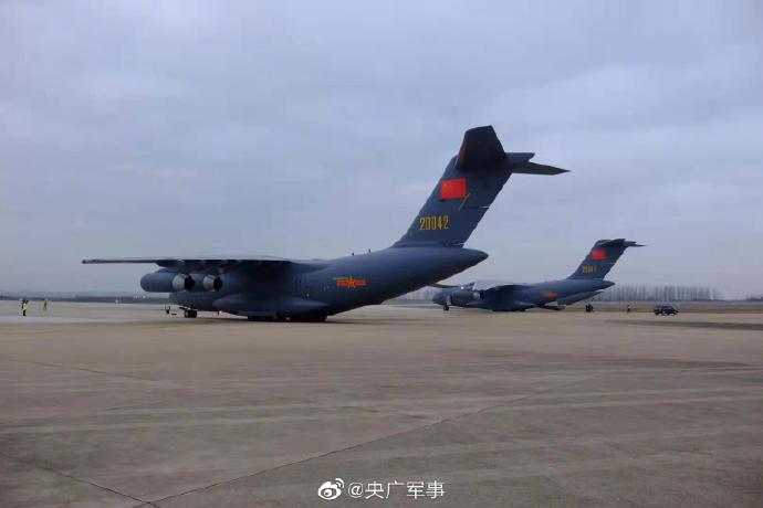 Las Fuerzas Aéreas del Ejército Popular de Liberación utilizó seis aviones de transporte Y-20, tres Il-76 y dos Y-9 para transportar a esos profesionales médicos, así como suministros médicos de siete ciudades de todo el país, incluido Urumqi, Shenyang y Chengdu. [Foto / CNR]