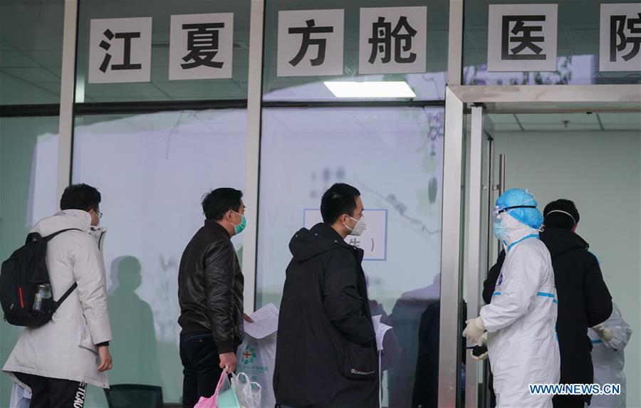 WUHAN, 14 febrero, 2020 (Xinhua) -- Pacientes se forman para registrarse en el hospital provisional Jiangxia, en Wuhan, ciudad capital de la provincia de Hubei, en el centro de China, el 14 de febrero de 2020. El hospital provisional Jiangxia, un hospital de 400 camas convertido de un centro deportivo al aire libre, comenzó a recibir pacientes con neumonía COVID-19 con síntomas leves el viernes. El hospital es el primer hospital provisional que adoptará principalmente el tratamiento de medicinas tradicionales chinas para curar a los pacientes. (Xinhua/Cheng Min)