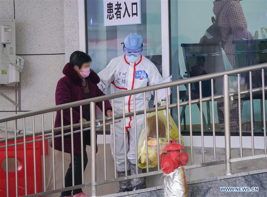 WUHAN, 14 febrero, 2020 (Xinhua) -- Un trabajador médico (d) guía a una paciente en el hospital provisional Jiangxia, en Wuhan, ciudad capital de la provincia de Hubei, en el centro de China, el 14 de febrero de 2020. El hospital provisional Jiangxia, un hospital de 400 camas convertido de un centro deportivo al aire libre, comenzó a recibir pacientes con neumonía COVID-19 con síntomas leves el viernes. El hospital es el primer hospital provisional que adoptará principalmente el tratamiento de medicinas tradicionales chinas para curar a los pacientes. (Xinhua/Cheng Min)