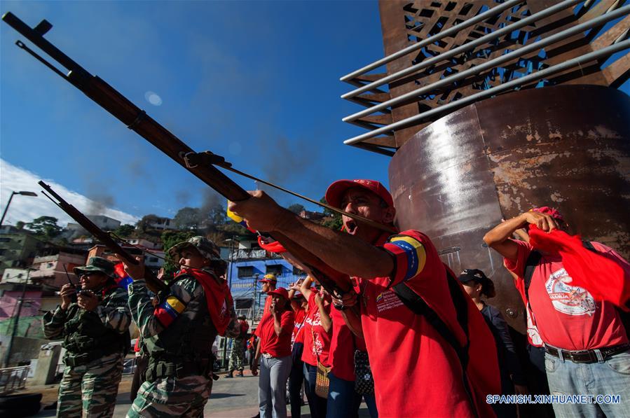 CARACAS, 15 febrero, 2020 (Xinhua) -- Integrantes de la Milicia Nacional Bolivariana participan en los ejercicios militares Escudo Bolivariano 2020, en Caracas, Venezuela, el 15 de febrero de 2020. Efectivos de todos los componentes de la Fuerza Armada Nacional Bolivariana realizaron el sábado un despliegue especial en todas las ciudades venezolanas para la ejecución de los ejercicios militares denominados Escudo Bolivariano 2020. (Xinhua/Marcos Salgado)