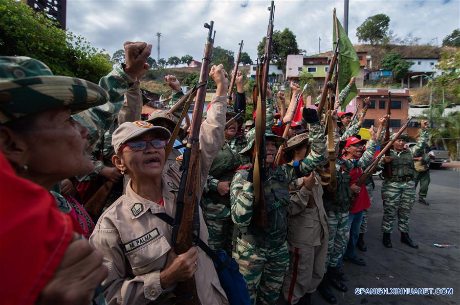 CARACAS, 15 febrero, 2020 (Xinhua) -- Integrantes de la Milicia Nacional Bolivariana gritan consignas durante los ejercicios militares Escudo Bolivariano 2020, en Caracas, Venezuela, el 15 de febrero de 2020. Efectivos de todos los componentes de la Fuerza Armada Nacional Bolivariana realizaron el sábado un despliegue especial en todas las ciudades venezolanas para la ejecución de los ejercicios militares denominados Escudo Bolivariano 2020. (Xinhua/Marcos Salgado)