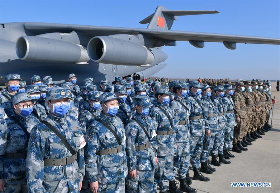 Militares médicos realizan una formación luego de salir de un avión de transporte de la Fuerza Aérea del Ejército Popular de Liberación de China en el Aeropuerto Internacional Tianhe en Wuhan, en la provincia de Hubei, en el centro de China, el 17 de febrero de 2020. (Xinhua/Li He)