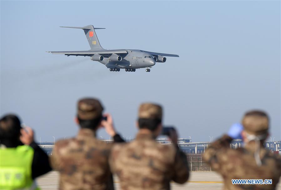 Un avión de transporte de la Fuerza Aérea del Ejército Popular de Liberación de China llega aterriza en el Aeropuerto Internacional Tianhe en Wuhan, en la provincia de Hubei, en el centro de China, el 17 de febrero de 2020. (Xinhua/Li He)