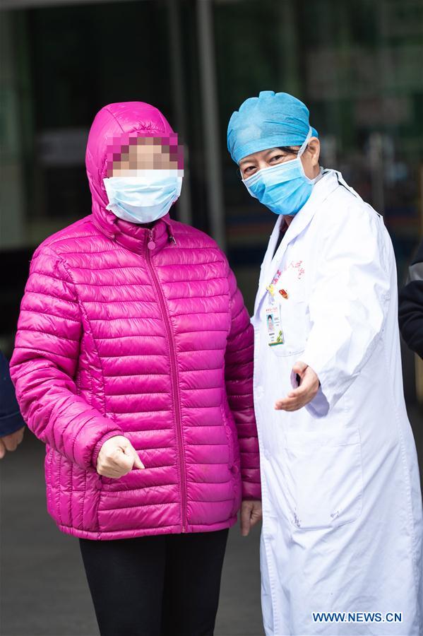 HAIKOU, 17 febrero, 2020 (Xinhua) -- Una paciente es dada de alta del Hospital General de Hainan, después de su recuperación en Haikou, provincia de Hainan, en el sur de China, el 17 de febrero de 2020. Seis pacientes infectados con el nuevo coronavirus fueron dados de alta del hospital el lunes después de su recuperación en la provincia de Hainan, en el sur de China. (Xinhua/Zhang Liyun)