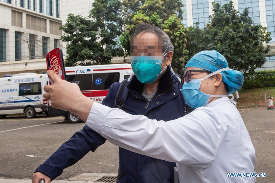 HAIKOU, 17 febrero, 2020 (Xinhua) -- Una trabajadora de la salud se toma una fotografía con un paciente recuperado en el Hospital General de Hainan, en Haikou, provincia de Hainan, en el sur de China, el 17 de febrero de 2020. Seis pacientes infectados con el nuevo coronavirus fueron dados de alta del hospital el lunes después de su recuperación en la provincia de Hainan, en el sur de China. (Xinhua/Zhang Liyun)