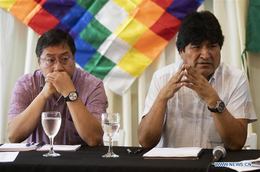 El dimisionario presidente de Boliva, Evo Morales (d), reacciona durante una reunión partidaria del Movimiento Al Socialismo (MAS), junto al candidato presidencial del MAS, Luis Arce (i), en la ciudad de Buenos Aires, capital de Argentina, el 17 de febrero de 2020. Morales abogó el lunes por la "unidad" del MAS de cara a las elecciones generales que el país andino realizará el próximo 3 de mayo. (Xinhua/Martín Zabala)