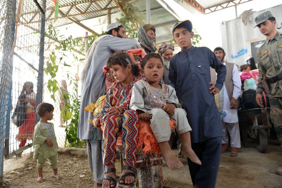 Jefe de ONU pide a comunidad mundial brindar más apoyo a refugiados afganos
