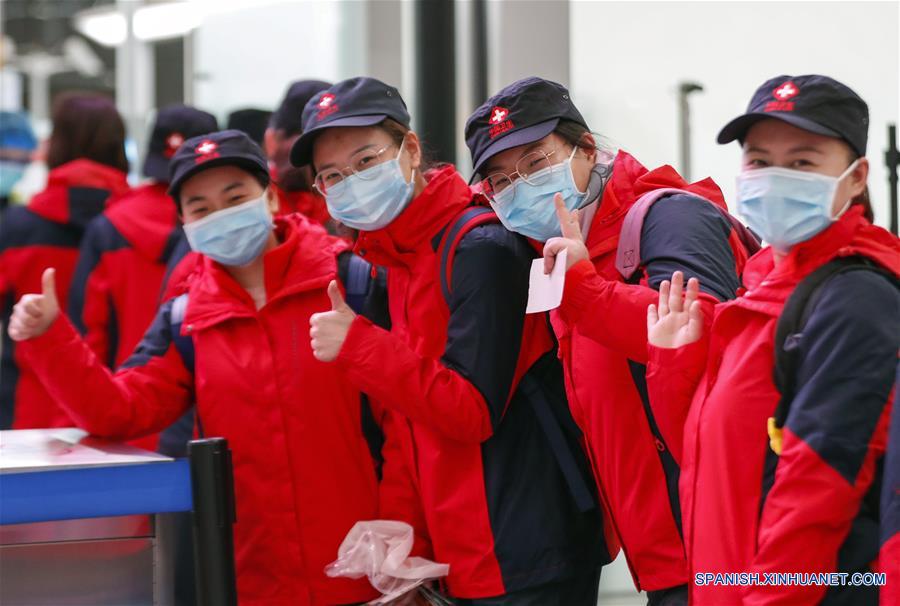 CHONGQING, 15 febrero, 2020 (Xinhua) -- Integrantes de un equipo médico de Chongqing posan antes de partir para la provincia de Hubei en el Aeropuerto Internacional Chongqing Jiangbei, en la municipalidad de Chongqing, en el sureste de China, el 15 de febrero de 2020. El noveno equipo de 100 trabajadores médicos de Chongqing salió a la provincia de Hubei el sábado para ayudar a los esfuerzos de control del nuevo coronavirus allá. (Xinhua/Huang Wei)