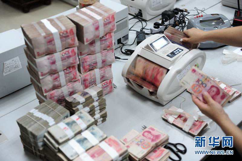 El papel moneda en el banco. (Foto: Xinhua)