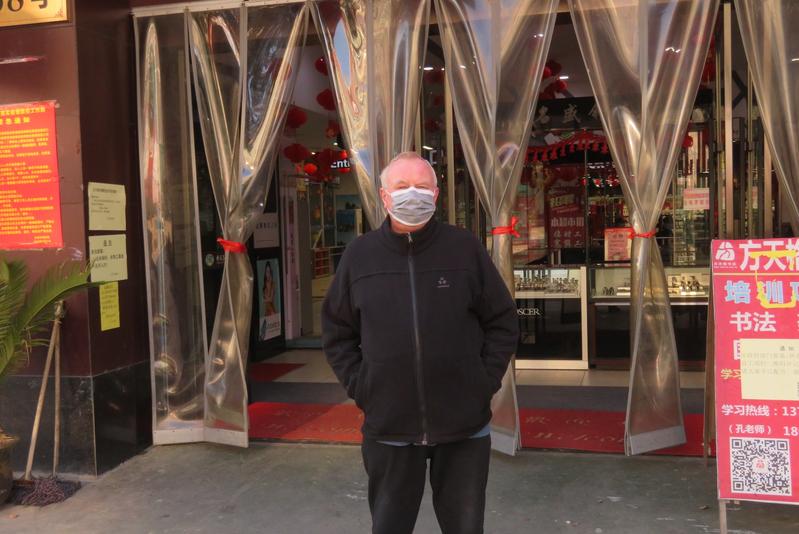 Peter Bentley posa para una foto ante un supermercado en Wenzhou, provincia de Zhejiang, ciudad donde ha estado en cuarentena desde principios de febrero debido al brote de coronavirus.  [Foto: proporcionada por Peter Bentley]