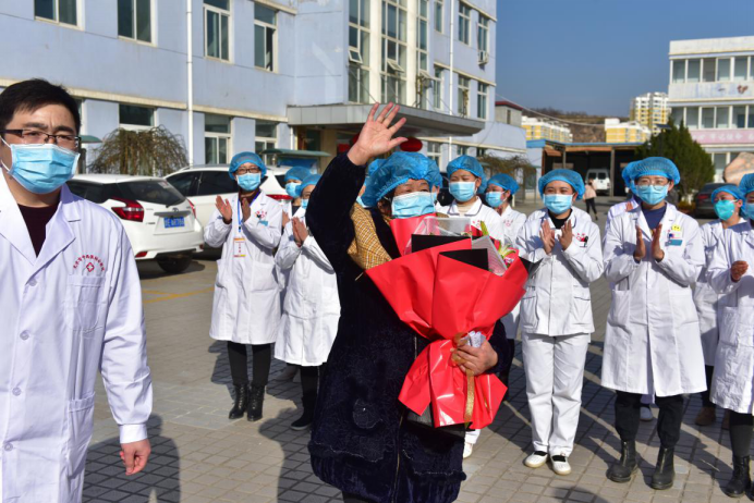 El 19 de febrero de 2020, una paciente con neumonía por coronavirus fue dada de alta de un hospital en Tianshui, provincia de Gansu. Zhou Wentao / vip.people.com.cn