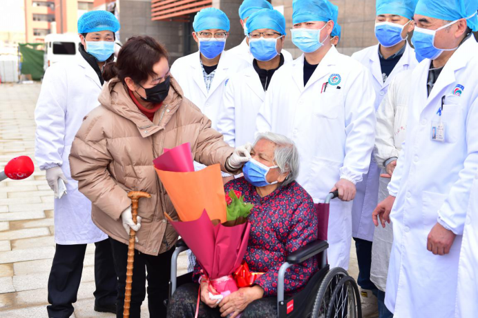 El 20 de febrero de 2020, una paciente de 90 años con neumonía por coronavirus, de apellido Liu, fue dada de alta con éxito del Primer Hospital Afiliado de la Universidad de Nanchang, en la provincia de Jiangxi. Yu Yunliang / vip.people.com.cn