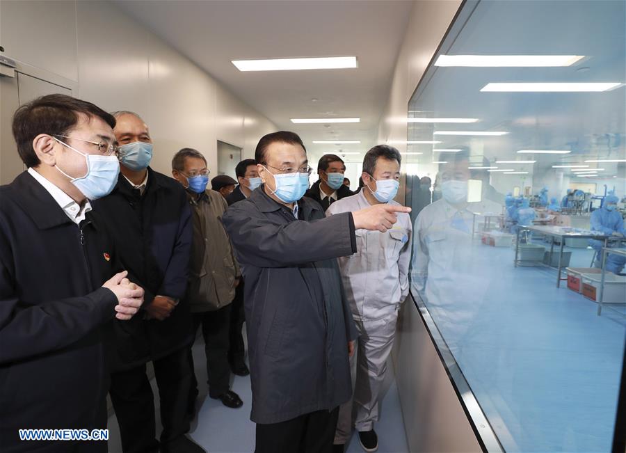 El primer ministro chino, Li Keqiang, también miembro del Comité Permanente del Buró Político del Comité Central del Partido Comunista de China (PCCh) y jefe del grupo dirigente del Comité Central del PCCh sobre la prevención y el control del brote del nuevo coronavirus, inspecciona la línea de producción de mascarillas de una compañía de suministros médicos en el distrito de Haidian de Beijing, capital de China, el 21 de febrero de 2020. Li Keqiang pidió el viernes tomar múltiples medidas para incrementar la producción y el suministro de materiales médicos y de control de la epidemia. (Xinhua/Ding Lin)
