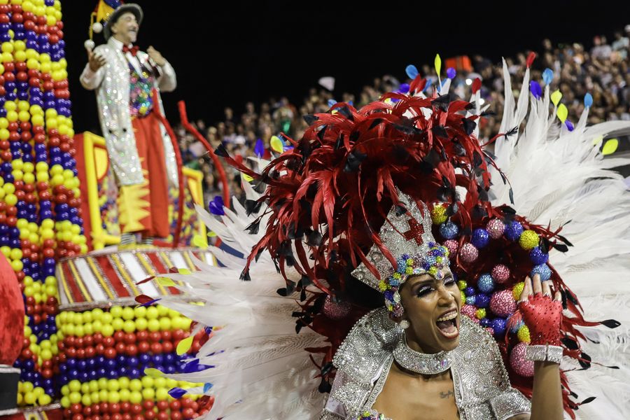 Miembros de la escuela de samba "Dragoes da Real" participan durante la primera noche de desfile de escuelas de samba del Carnaval, en Sao Paulo, Brasil, durante las primeras horas del 22 de febrero de 2020. (Xinhua/Rahel Patrasso)