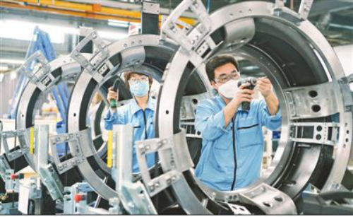 Hasta el 20 de febrero, todas las empresas que producían materiales de prevención de epidemias en Beijing reanudaron el trabajo y la producción. La tasa de retorno al trabajo ha alcanzado el 100%. En la foto, el 20 de febrero, los trabajadores de una base de producción de equipos de imágenes médicas en una compañía en Beijing ensamblan y configuran dispositivos de tomografía computarizada. Foto de He Yong, Diario del Pueblo.